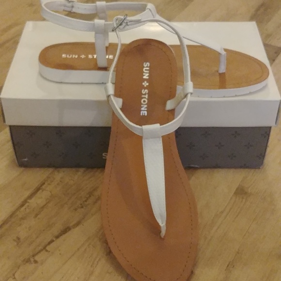 NEW Sun + Stone White Faux Leather Thong Sandals 8 - Picture 1 of 8